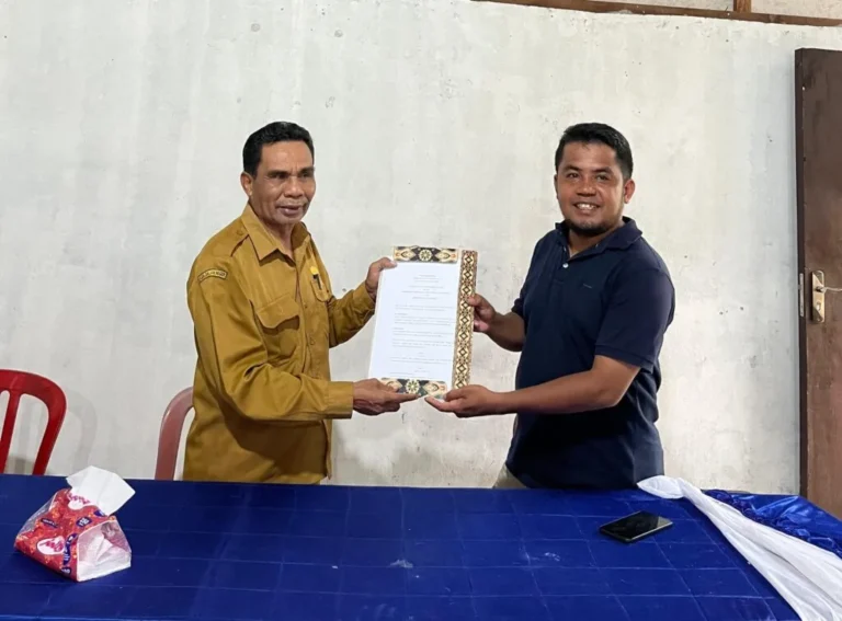 Direktur Eksekutif Jala Ina, M. Yusuf Sangadji (kanan) bersama Raja Negeri Liang, Taslim Samual (kiri) usai penandatanganan MoU di Negeri Liang, Rabu (18/12/2024). Foto: Jala Ina